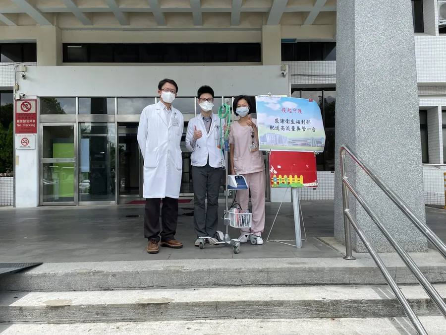 胸腔內科團隊接受呼吸照護設備捐贈,守護重症病患